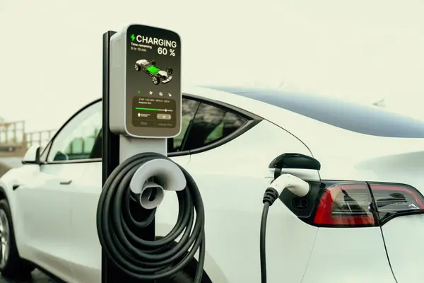 电动汽车充电电池在室外电动汽车充电站的道路旅行或汽车旅行 替代和可持续的环保汽车能源技术 永远不变 — 图库照片