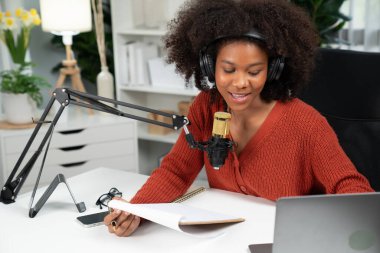 Güzel Afrikalı kadın sunucu kanalı çevrimiçi yayın yoluyla konuşuyor pazarlama öğretiyor, dinleyicileri canlı ya da çevrimiçi. İş yerindeki herhangi bir yer kavramı. Tatlandırıcı.