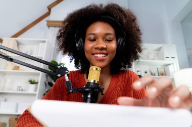 Güzel Afrikalı kadın etkileyicilerin sunucu kanalı. Yayın stüdyosunda dinleyicilerle senaryo notlarıyla konuşuyor. Canlı sosyal medyada yaşam koçu danışmanlığı zamanı. Tatlandırıcı.