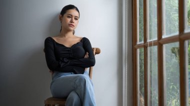 Depresyondaki zihinsel sağlık sorunu olan genç Asyalı kadın aşırı düşünme yorgunluğu, yıkıcı düşünce, asosyal, kaygı ve diğer akıl sağlığı bozukluklarından en yüksek tedaviye ihtiyaç duyuyor. .