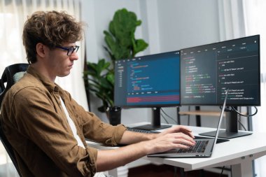 Bilgisayar ekranında çevrimiçi yazılım geliştirme kodlaması oluşturma konusunda stresli bir şekilde çalışan IT geliştiricisi, modern ofisteki web sitesi projesinde en son sürüm uygulaması için düşünme programı. Toplayıcı.