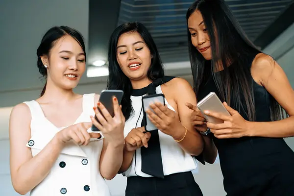 Drei Freundinnen Unterhalten Sich Während Sie Ihr Handy Der Hand — Stockfoto