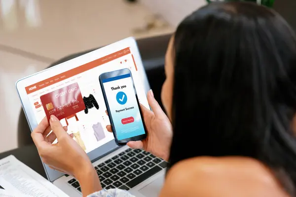 Mujer Joven Pedir Comprar Productos Internet Utilizando Ordenador Portátil Hacer — Foto de Stock