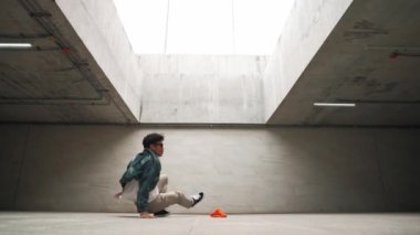 Modaya uygun mutlu hipster break dans ya da serbest dans yapıyor. Profesyonel break dansçı B-boy dansı yaparken şık kıyafetler giyiyor. Modern yaşam tarzı. Açık hava sporu 2024. Yumuşak bir şekilde..