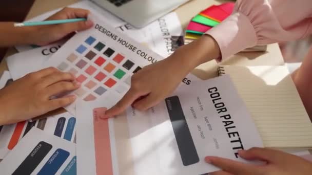 Primo Piano Rallentatore Due Designer Che Fanno Brainstorming Scelgono Colore — Video Stock