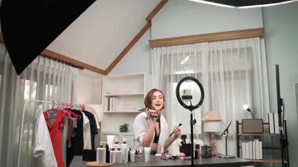 Mulher Influenciador Atirar Transmissão Vivo Vlog Revisão Vídeo Maquiagem Prim — Vídeo de Stock