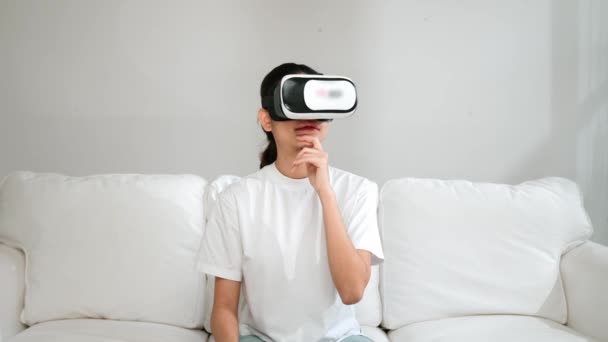 Mladá Žena Používající Virtuální Realitu Brýle Doma Pro Živé Online — Stock video