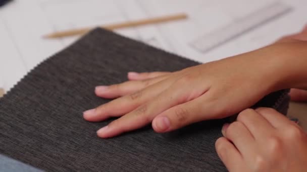 Lassú Mozgás Kéz Closeup Építész Belsőépítész Bemutató Textil Anyag Szín — Stock videók