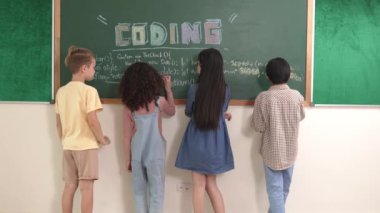 Değişik öğrenci yazılarının arka plan görüntüsü teknede hızlı yazarken, kız kendinden emin bir şekilde kollarını kavuşturarak kameraya bakıyor. Bir grup mutlu çocuk tahtayı kullanarak plan yapıyor. Pedagoji.