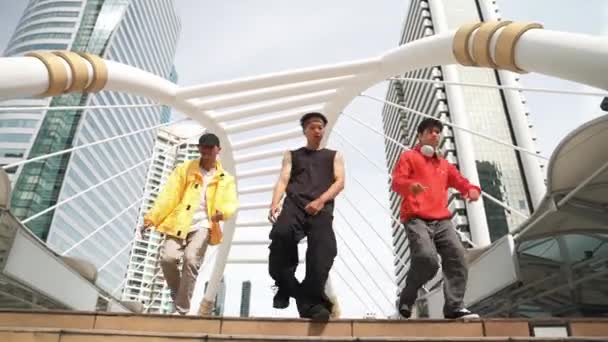 Bir Grup Mutlu Break Dansçı Şehirde Dans Ederken Merdivenlerden Iniyor — Stok video