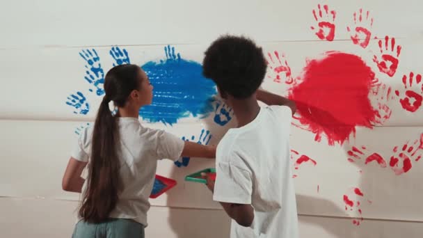 Vista Lateral Crianças Pequenas Carimbo Mão Com Cor Parede Pintura — Vídeo de Stock