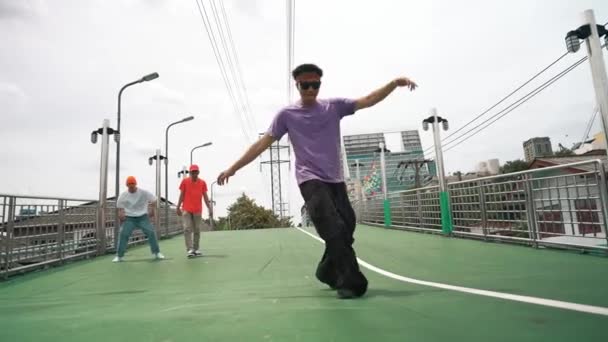 Geschoolde Danser Voeren Boy Dans Brug Met Uitzicht Stad Omringd — Stockvideo