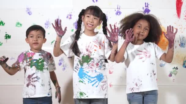 Diversos Estudantes Colocar Mão Para Cima Juntos Mostram Mãos Coloridas — Vídeo de Stock