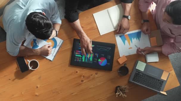 エグゼクティブ マネージャーは会議室の同僚に財務グラフを説明する 多様なマーケティングチームがタブレットでテーブルに座っている間 アイデアと計画戦略を共有するという空想的なビュー コンベンション — ストック動画
