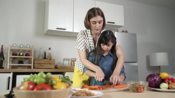 Smart Madre Caucásica Chica Asiática Cocinar Juntos Cortar Verduras Preparar — Vídeos de Stock