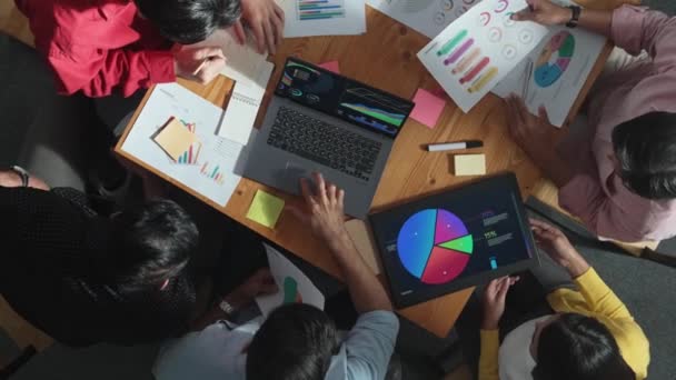 Top Visning Business Team Arbejder Sammen Mens Taler Finansielle Diagram – Stock-video