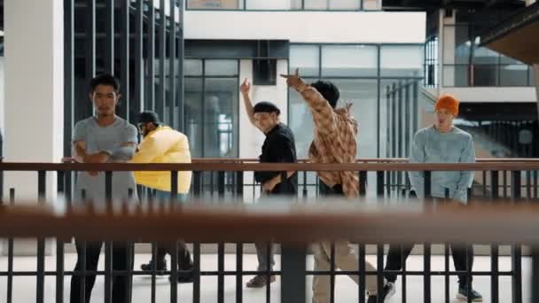 Multiculturele Hipster Groep Wandelen Tijdens Het Dansen Moderne Gang Aantrekkelijk — Stockvideo