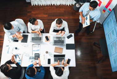 Üst düzey analist ekibi toplantı odasındaki mali verileri analiz etmek için BI Fintech 'i kullanıyor. İş anlayışı ve stratejik pazarlama planlaması için kağıt üzerinde analitik BI gösterge paneli. Tedbirli