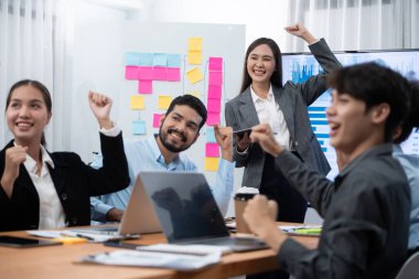 Genç Asyalı iş kadını modern toplantıda TV ekranında veri analizi paneli sunuyor. Bir grup iş adamıyla konferans odasında iş sunumu. Uyum