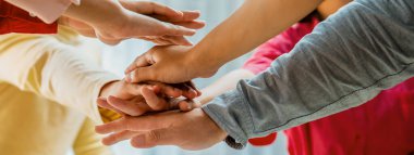 Profesyonel çeşitlilik grubu ellerini birleştiriyor. Birlik ve dostluk göstergesi. Yaratıcı ve başarılı başlangıç konsepti. Eline odaklan. Yan görüş. Değiştirilmiş.
