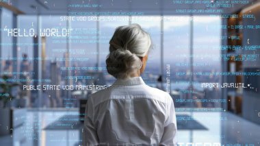 Üst düzey kadın programcı yapay zeka güdümlü pazarlama çözümleri için LISP Açık Robot Hologramı aracılığıyla yazılım analiz ediliyor.