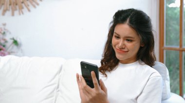 Genç bir kadın internet üzerinden alışveriş yapmak için internet üzerinden internet üzerinden internet üzerinden alışveriş yapıyor. Modern ve konforlu çevrimiçi alımlar güvenli ve uygun alışverişleri sağlar.