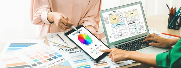 Zugeschnittenes Bild Des Innenarchitekten Präsentiert Farbe Aus Farbmustern Während Laptop — Stockfoto