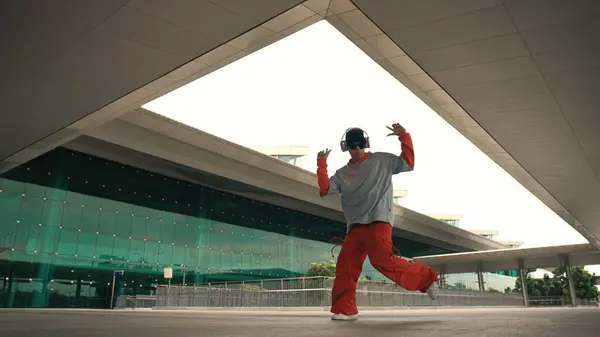 Motion Shot Hipster Profesional Escuchando Música Mientras Realiza Danza Freestyle —  Fotos de Stock