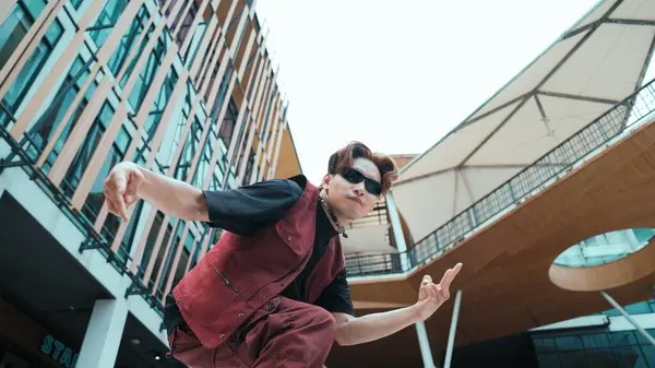 亚洲吸引人的嬉皮士在商场周围的相机前摆姿势 霹雳舞蹈编导在嘻哈风格的舞蹈中看着镜头的肖像 2024年户外运动 奋斗者 — 图库照片
