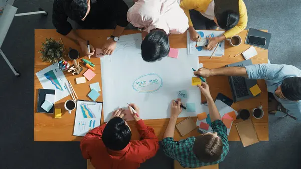Grupo Empresários Escrevendo Fazendo Mapa Mental Para Brainstorming Ideia Marketing — Fotografia de Stock