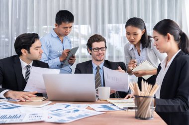 Modern ofis ortamında çalışan çeşitli etnik gruplardan çeşitli iş adamları. Üretken ve çok ırklı ofis çalışanları stratejik ticari pazarlama konusunda tartışmaya giriştiler. Çok titiz.