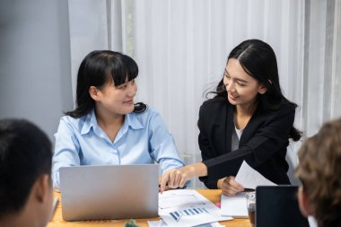 Ofis masasındaki finansal veri raporlarını analiz eden çeşitli bir grup iş analisti. Stratejik pazarlama planlaması için iş zekası analizi çizelgesi ve grafiği.