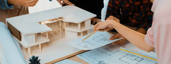 Análisis Del Equipo Arquitectos Lluvia Ideas Sobre Construcción Casas Mesa — Foto de Stock