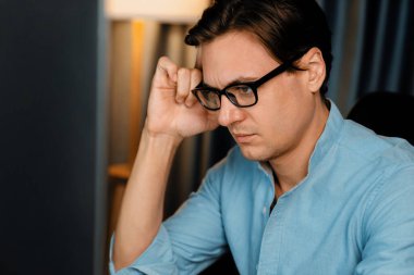 Dinamik veritabanı pazarlama analizi ile PC ekranındaki iş paragrafını araştıran stresli finansal analistin gece vakti modern ev ofisinde aylık rapor hazırlamasını düşünüyorum. Bireysel.