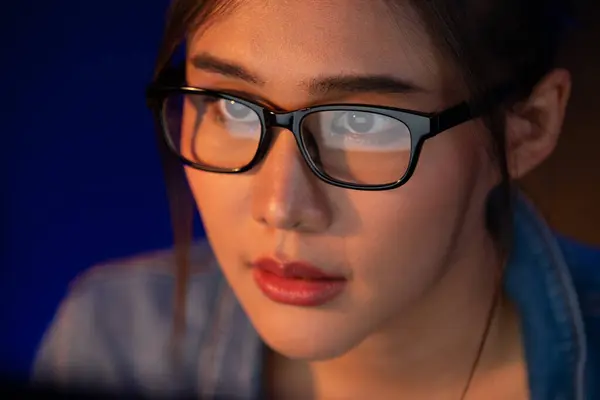 Retrato Joven Hermosa Creativa Asiática Con Gafas Cara Seria Mirando — Foto de Stock