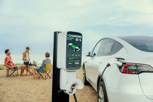 Viaggio Alternativo Famiglia Viaggiando Spiaggia Con Auto Elettrica Ricarica Batteria — Foto Stock