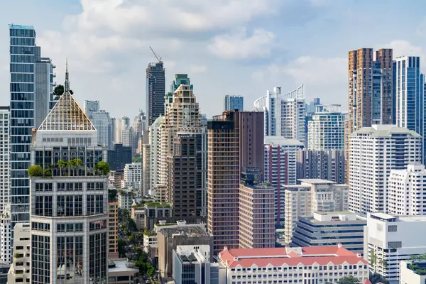 曼谷城市景观的特写镜头 现代城市景观被建筑环绕 白天黑夜 侧视图 商业背景 天亮了装饰过的 — 图库照片