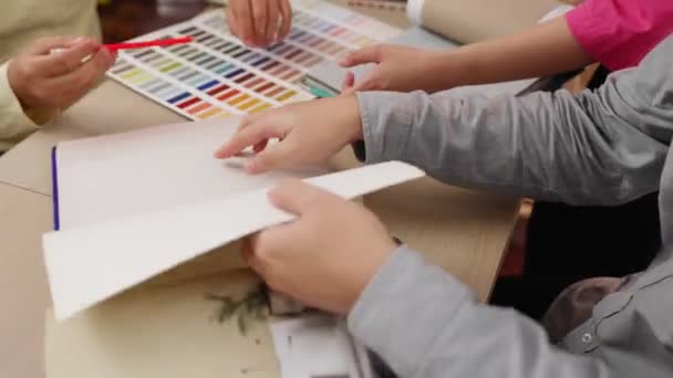 Рука Крупным Планом Архитектор Дизайнер Интерьера Представляет Текстильный Материал Цвет — стоковое видео