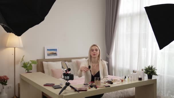 Jonge Vrouw Die Schoonheid Cosmetische Tutorial Video Inhoud Voor Sociale — Stockvideo