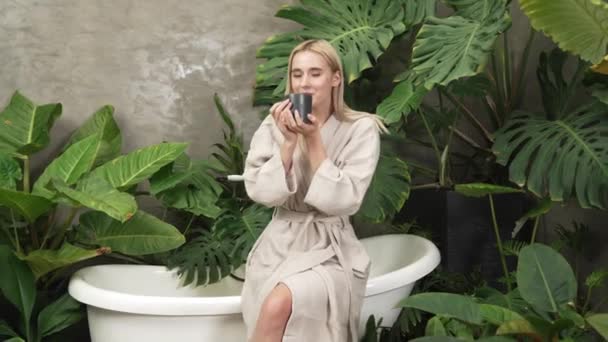현대적인 리조트에서 욕조와 이국적인 커피에 여자와 무성한 단풍으로 둘러싸인 라이프 — 비디오
