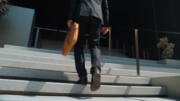 Кваліфікований Бізнесмен Йде Сходах Вокзалі Тримаючи Сумку Руці Професійний Менеджер — стокове відео