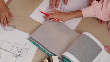 Müşteri denetimi ile yavaş çekim iç mimar taslağı hazırlamak ve ev dekorasyonunu müşteri talebine göre düzenlemek. Mimari müşteri hizmetleri. Değiştirilmiş