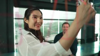 Genç kendine güvenen iş kadını projeyi uzman yatırımcıya sundu. Profesyonel proje yöneticisi başlangıç projesini açıklamak için yapışkan notlar kullanır, beyin fırtınası fikirlerini yatırımcıya paylaşır. Yönlendirici.