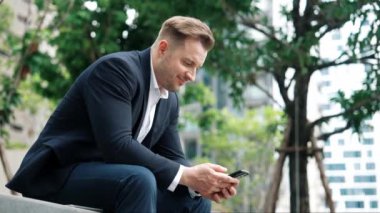 Profesyonel işadamı pazarlama ekibinin raporlarını okuyarak telefonda çalışırken parkta oturuyor. Mutlu yönetici artan satışlar ya da Eko City 'de gülümserken başarılı bir proje arıyor. Urbane