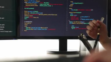 Yavaş çekim yakın çekim el, bilgisayar programlama için arka uç yazılım geliştirici mühendisi hata ayıklama hesaplama kodu üzerinde birlikte çalışarak, monitörde karmaşık algoritmaları çözerek. Filizlenen