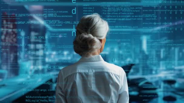 Senior Woman Programmer Terlibat Dalam Rekayasa Menganalisis Perangkat Lunak Melalui — Stok Video