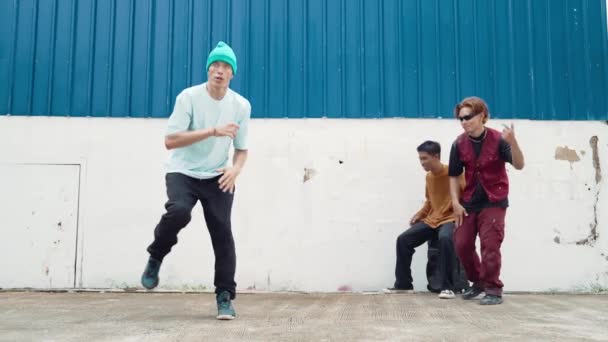 Jovem Dançarina Rua Dançando Estilo Hip Hop Com Amigos Multiculturais — Vídeo de Stock