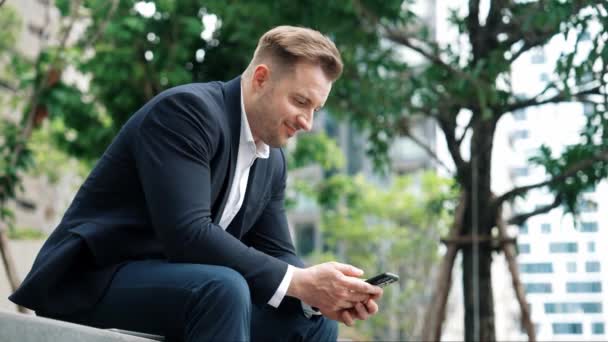 Професійний Бізнесмен Сидить Парку Працюючи Телефону Читаючи Звіт Від Маркетингової — стокове відео