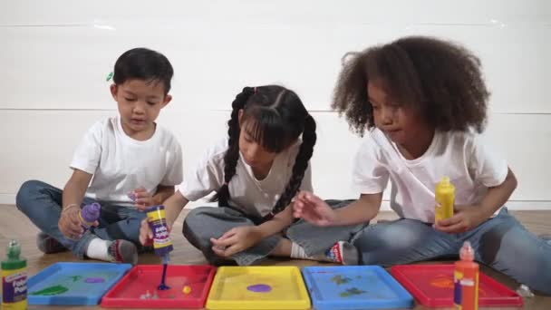 一群不同的年轻学生坐在一起时混合着颜色 快乐的多文化儿童准备在艺术课上玩乐和创作新的艺术品 创造性活动概念 Erudition — 图库视频影像