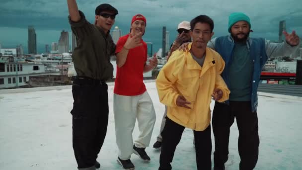 Grupo Hipster Diverso Multicultural Usan Paño Elegante Colorido Mientras Bailan — Vídeos de Stock